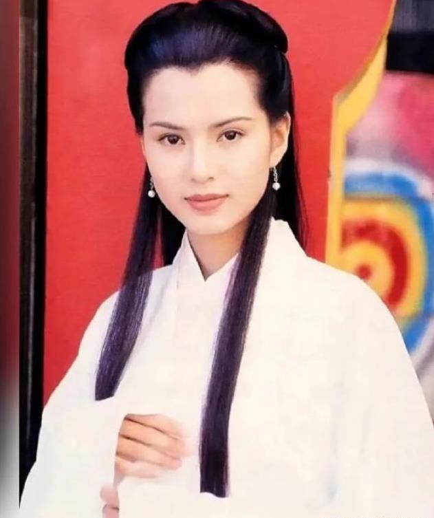 邀她拍广告, 小角色却让, 大红唇衬得